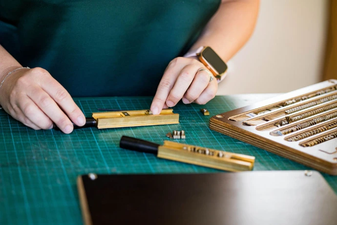 Travail du cuir - atelier de maroquinerie Travail du cuir - atelier de maroquinerie