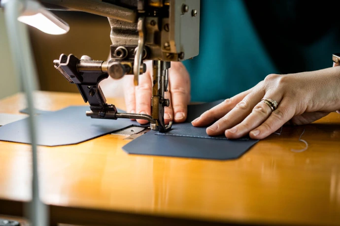 Travail du cuir - atelier de maroquinerie Travail du cuir - atelier de maroquinerie
