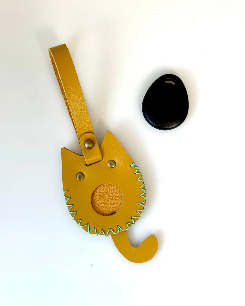 porte-badge-enfant-garderie- jaune-ocre 2.webp
