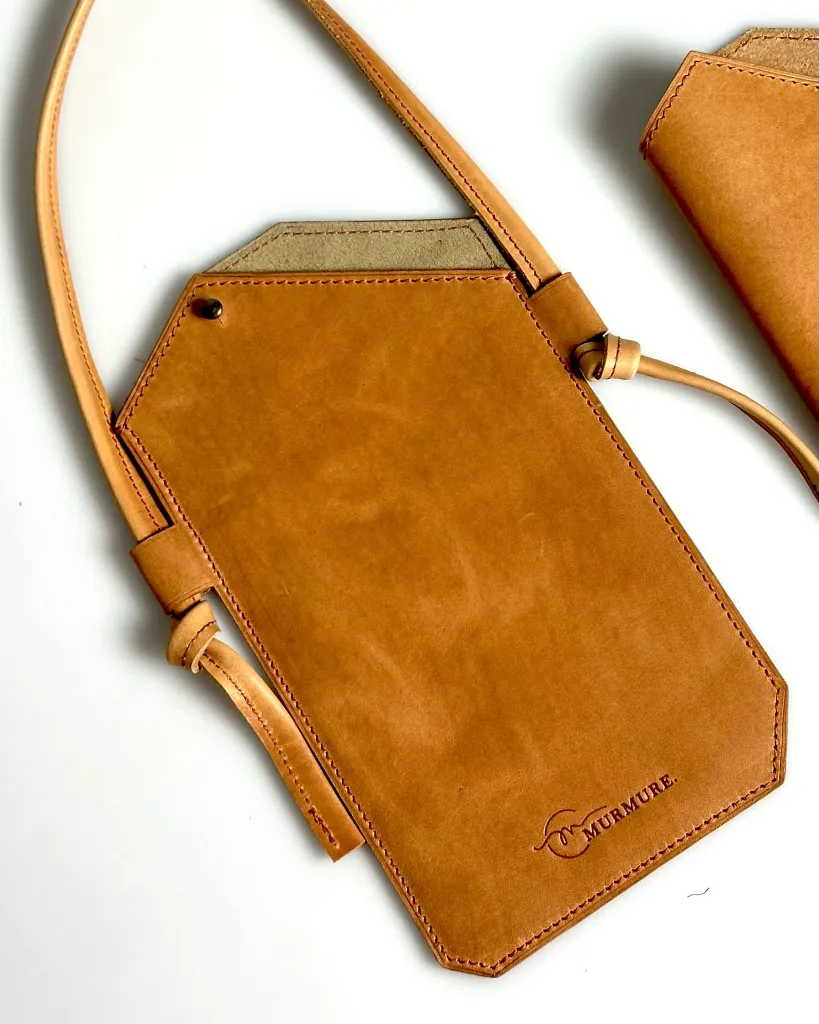 Pochette-téléphone-brun-cognac-leather-phone-bag 7.webp