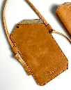 Pochette-téléphone-brun-cognac-leather-phone-bag 7.webp