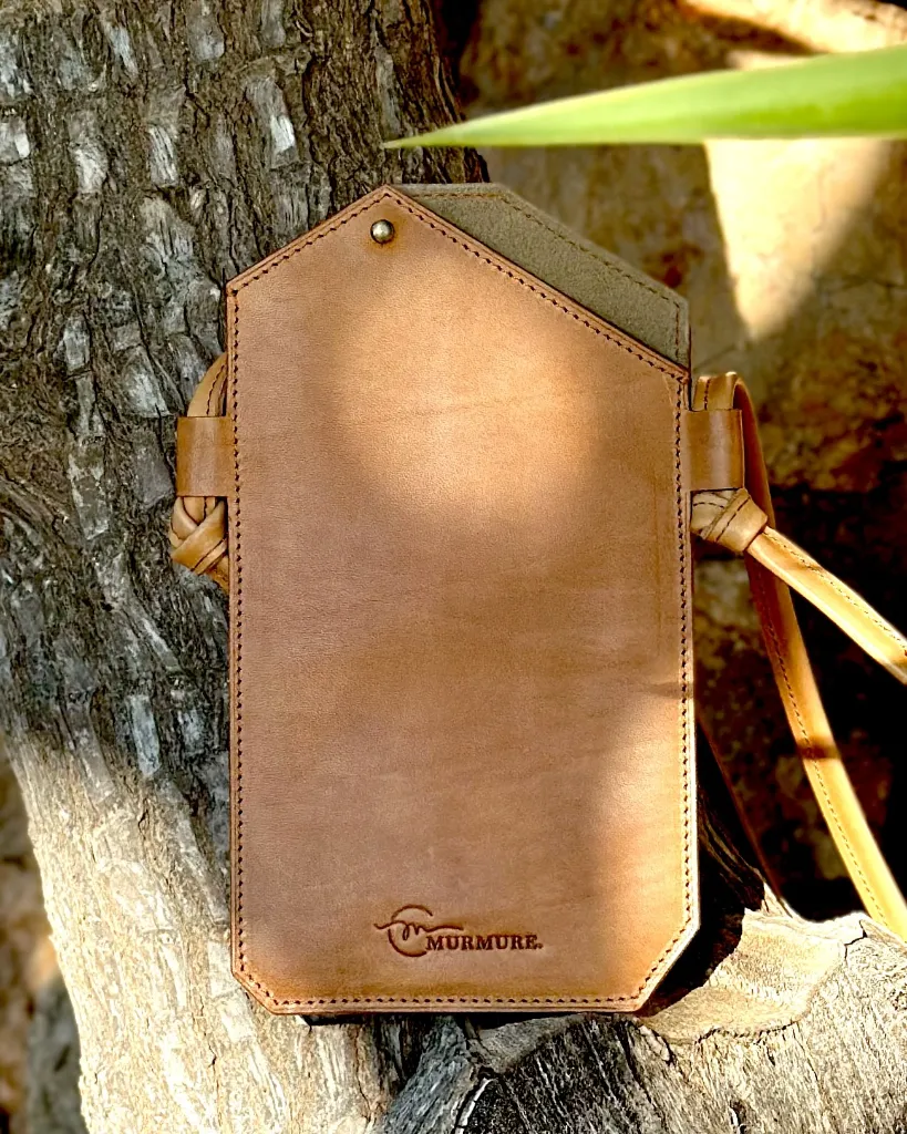 Pochette-téléphone-brun-cognac-leather-phone-bag 2.webp