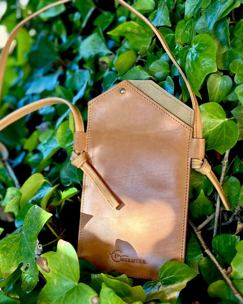 Pochette-téléphone-brun-cognac-leather-phone-bag 3.webp