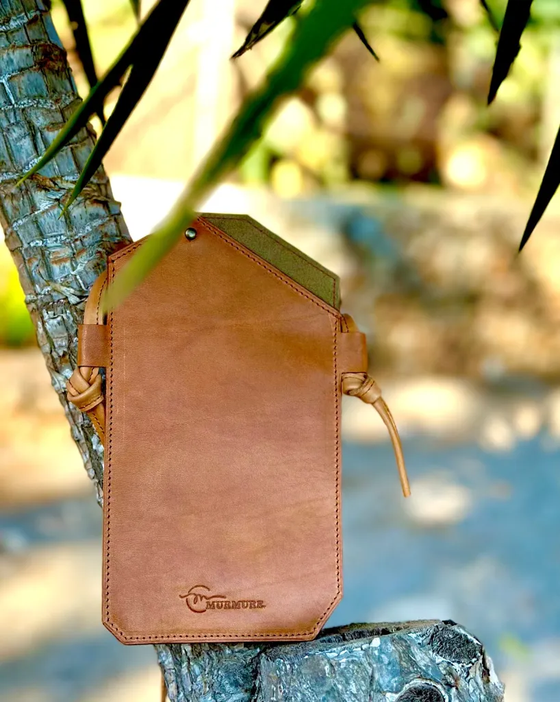 Pochette-téléphone-brun-cognac-leather-phone-bag 4.webp
