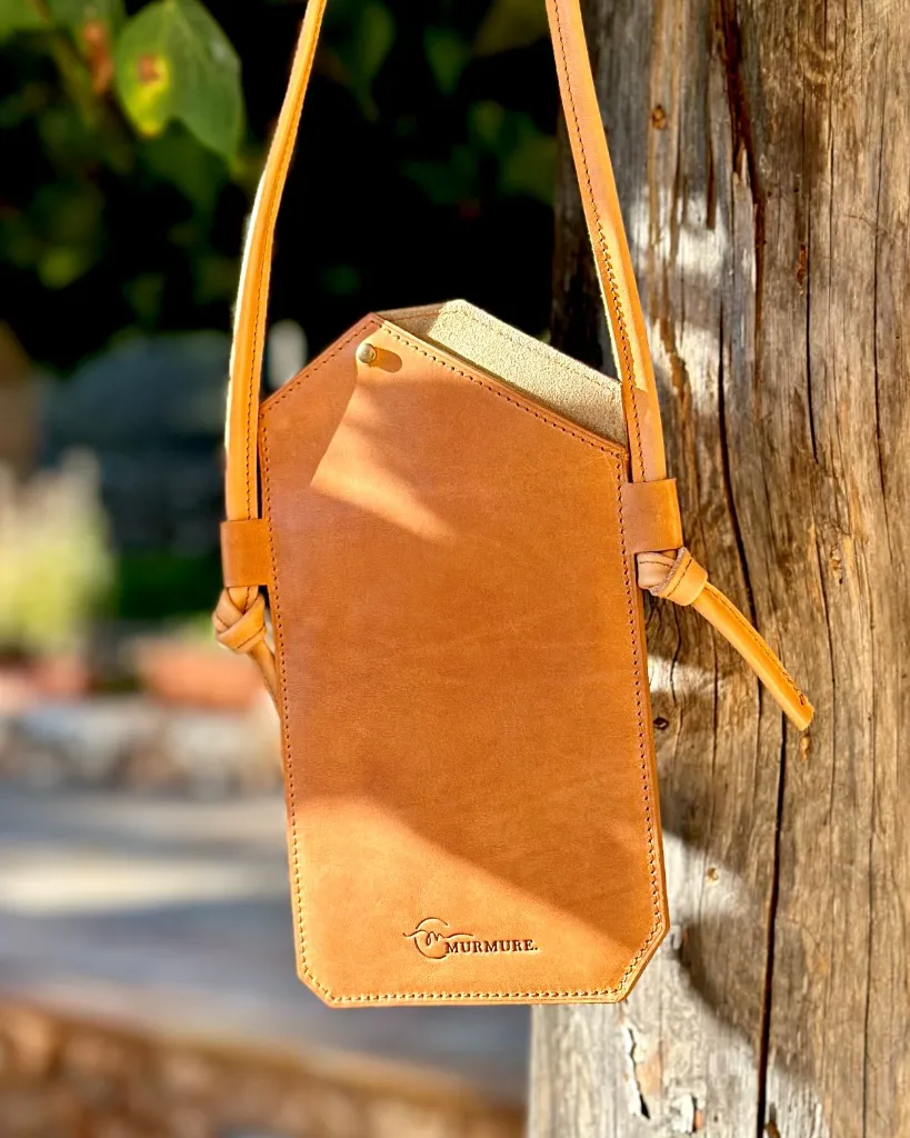Pochette-téléphone-brun-cognac-leather-phone-bag 5.webp