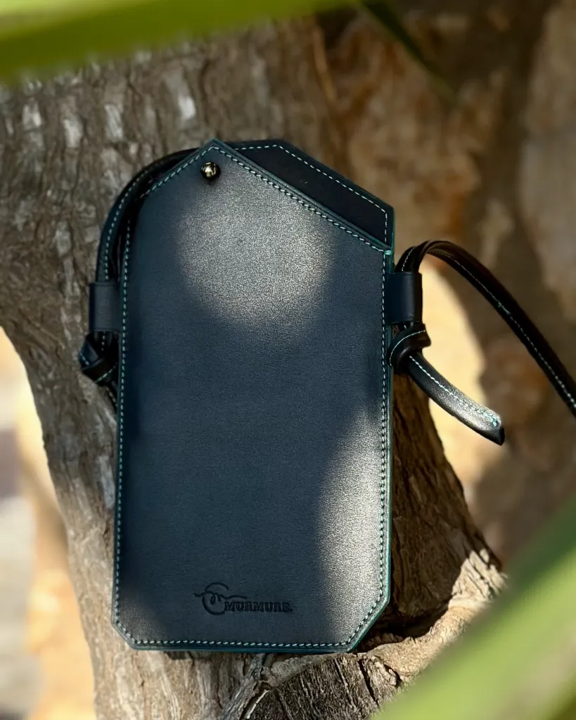 Pochette-téléphone-cuir-noir-turquoise-leather-phone-bag 5.webp