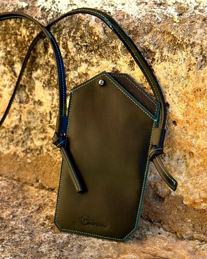 Pochette-téléphone-cuir-noir-turquoise-leather-phone-bag 8.webp