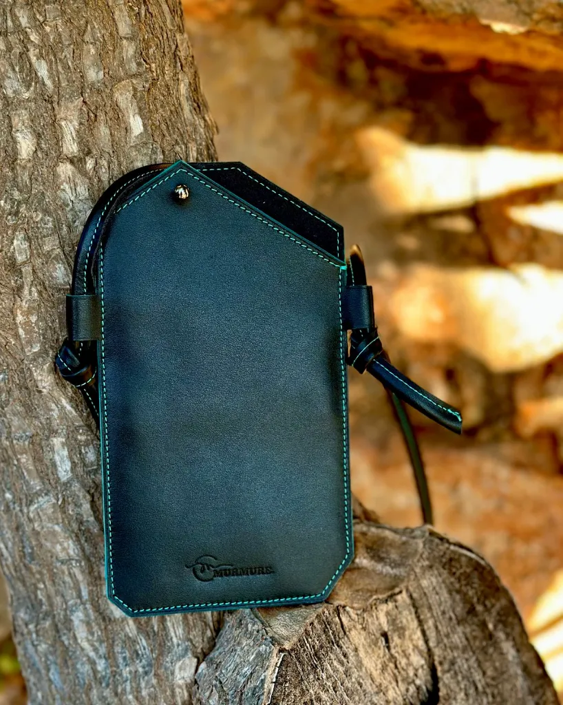 Pochette-téléphone-cuir-noir-turquoise-leather-phone-bag 1.webp