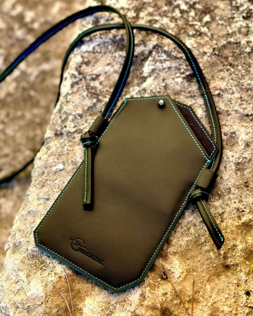 Pochette-téléphone-cuir-noir-turquoise-leather-phone-bag 4.webp
