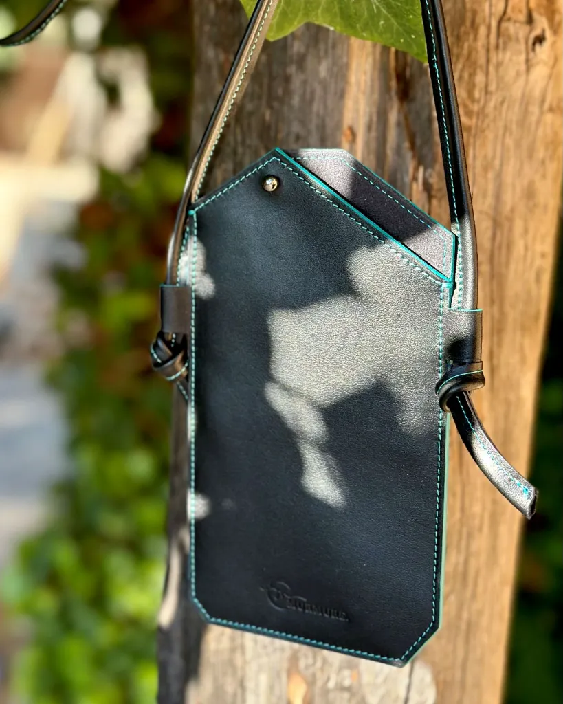 Pochette-téléphone-cuir-noir-turquoise-leather-phone-bag 7.webp