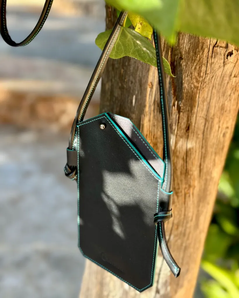 Pochette-téléphone-cuir-noir-turquoise-leather-phone-bag 9.webp