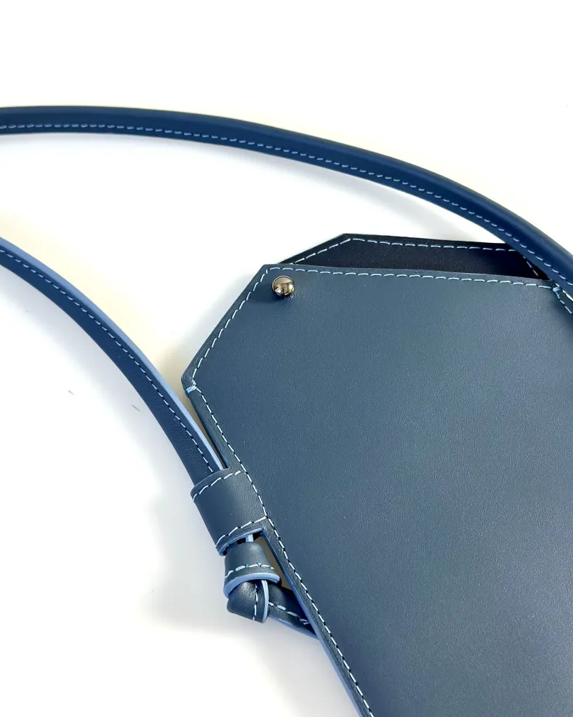Phone-bag-porte-gsm-cuir-bleu-orange-murmure-maroquinerie 5.webp