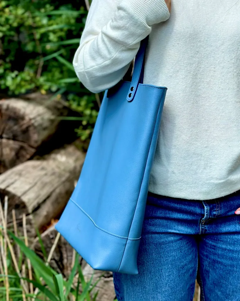 Tote-bag-cuir-sac-cabas-bleu-glacier 6.webp