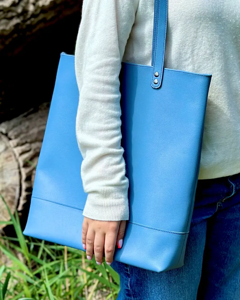 Tote-bag-cuir-sac-cabas-bleu-glacier 2.webp