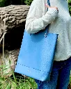 Tote-bag-cuir-sac-cabas-bleu-glacier 7.webp