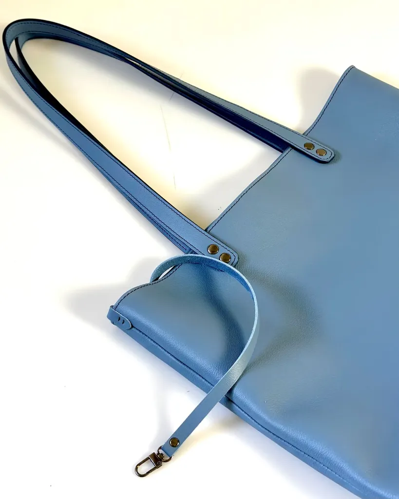 Tote-bag-cuir-sac-cabas-bleu-glacier 4.webp