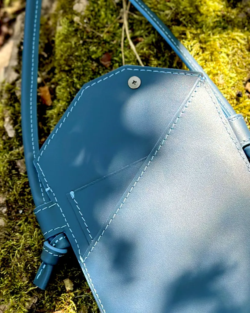 Phone-bag-porte-gsm-cuir-bleu-orange-murmure-maroquinerie 9.webp