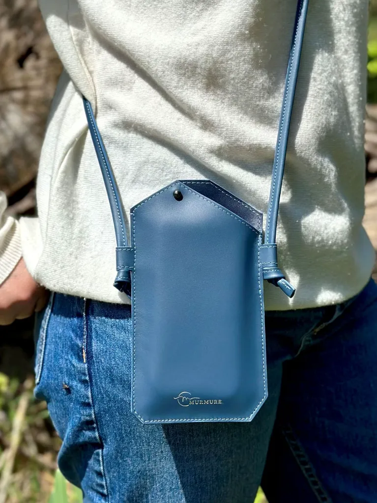 Phone-bag-porte-gsm-cuir-bleu-orange-murmure-maroquinerie 14.webp