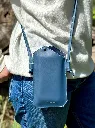 Phone-bag-porte-gsm-cuir-bleu-orange-murmure-maroquinerie 14.webp