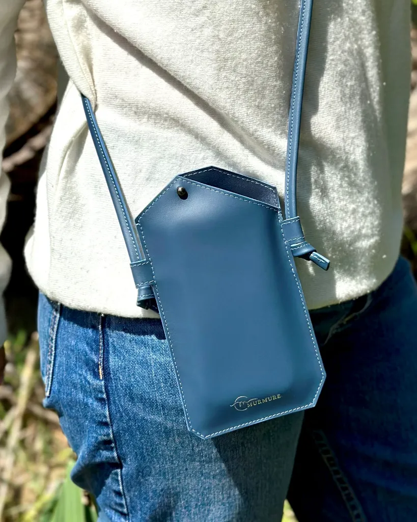 Phone-bag-porte-gsm-cuir-bleu-orange-murmure-maroquinerie 13.webp