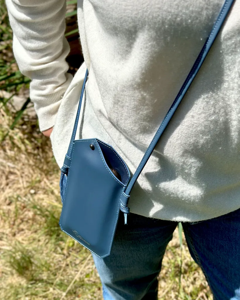 Phone-bag-porte-gsm-cuir-bleu-orange-murmure-maroquinerie 16.webp