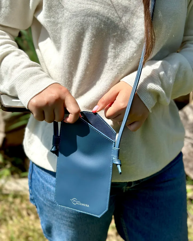 Phone-bag-porte-gsm-cuir-bleu-orange-murmure-maroquinerie 11.webp