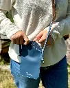 Phone-bag-porte-gsm-cuir-bleu-orange-murmure-maroquinerie 11.webp