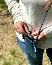Phone-bag-porte-gsm-cuir-bleu-orange-murmure-maroquinerie 12.webp