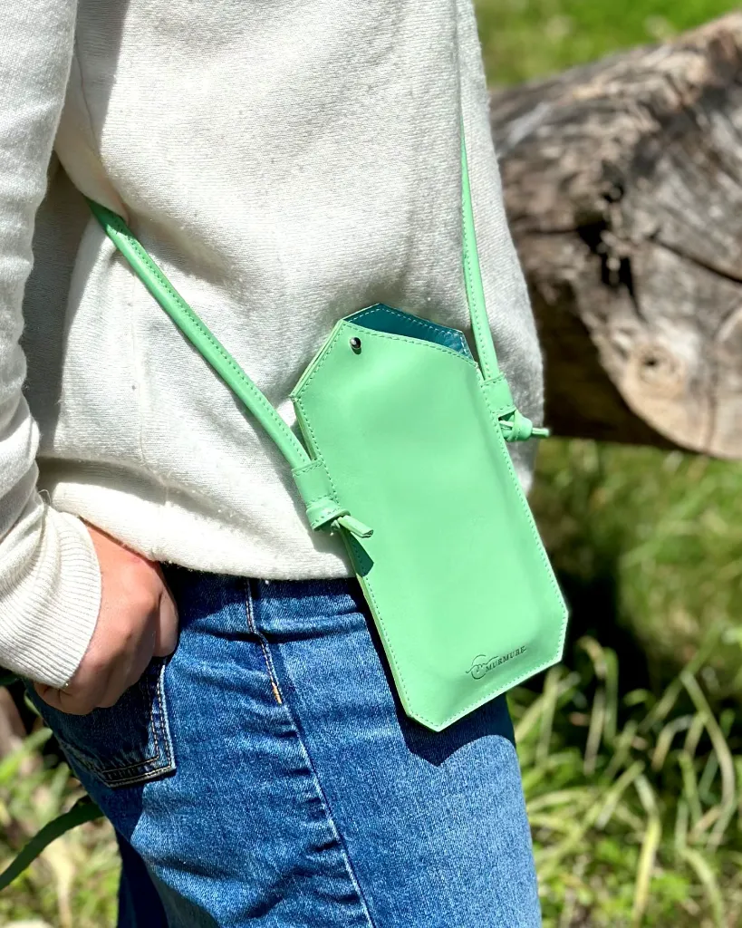 Pochette-téléphone-cuir-vert-clair-leather-phone-bag 10.webp