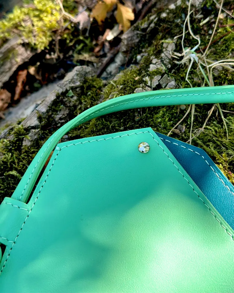 Pochette-téléphone-cuir-vert-clair-leather-phone-bag 5.webp
