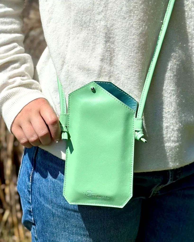 Pochette-téléphone-cuir-vert-clair-leather-phone-bag 9.webp