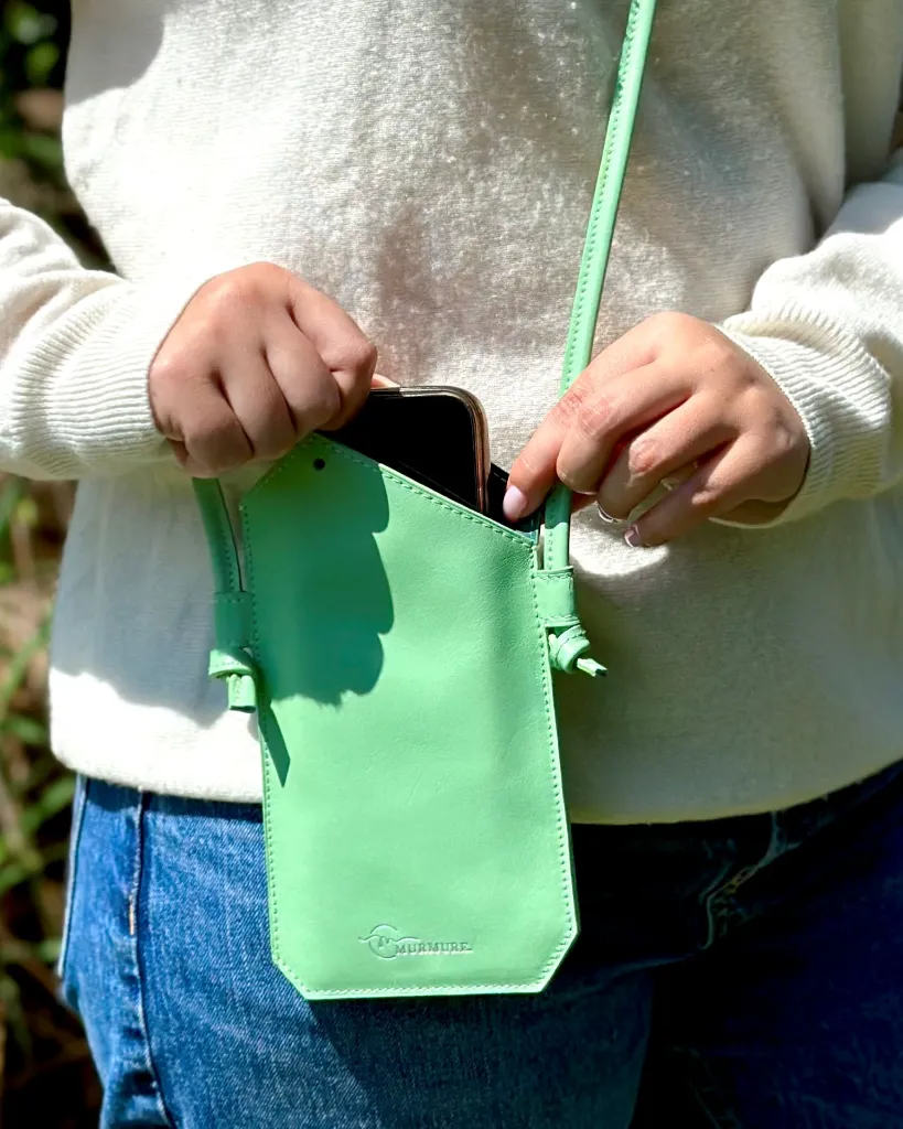 Pochette-téléphone-cuir-vert-clair-leather-phone-bag 8.webp