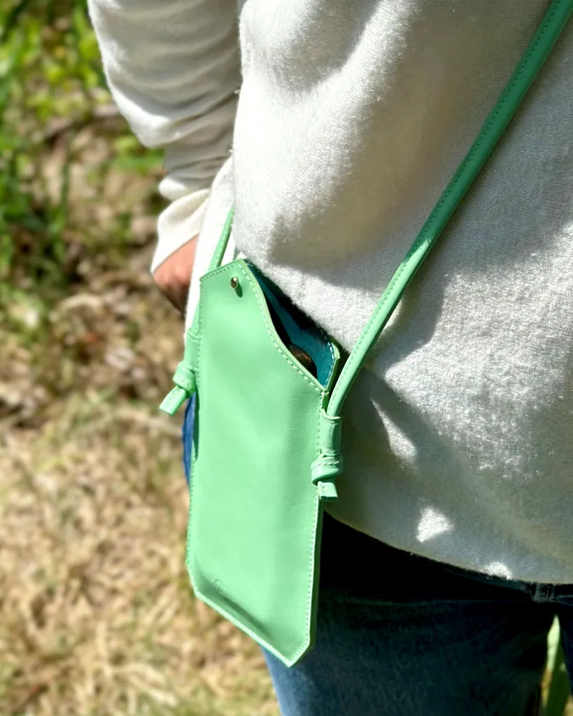 Pochette-téléphone-cuir-vert-clair-leather-phone-bag 11.webp