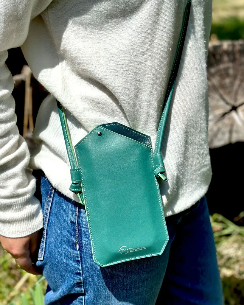 Pochette-téléphone-cuir-vert-foncé-leather-phone-bag 1.webp
