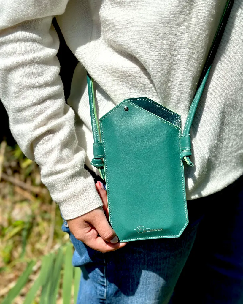 Pochette-téléphone-cuir-vert-foncé-leather-phone-bag 4.webp