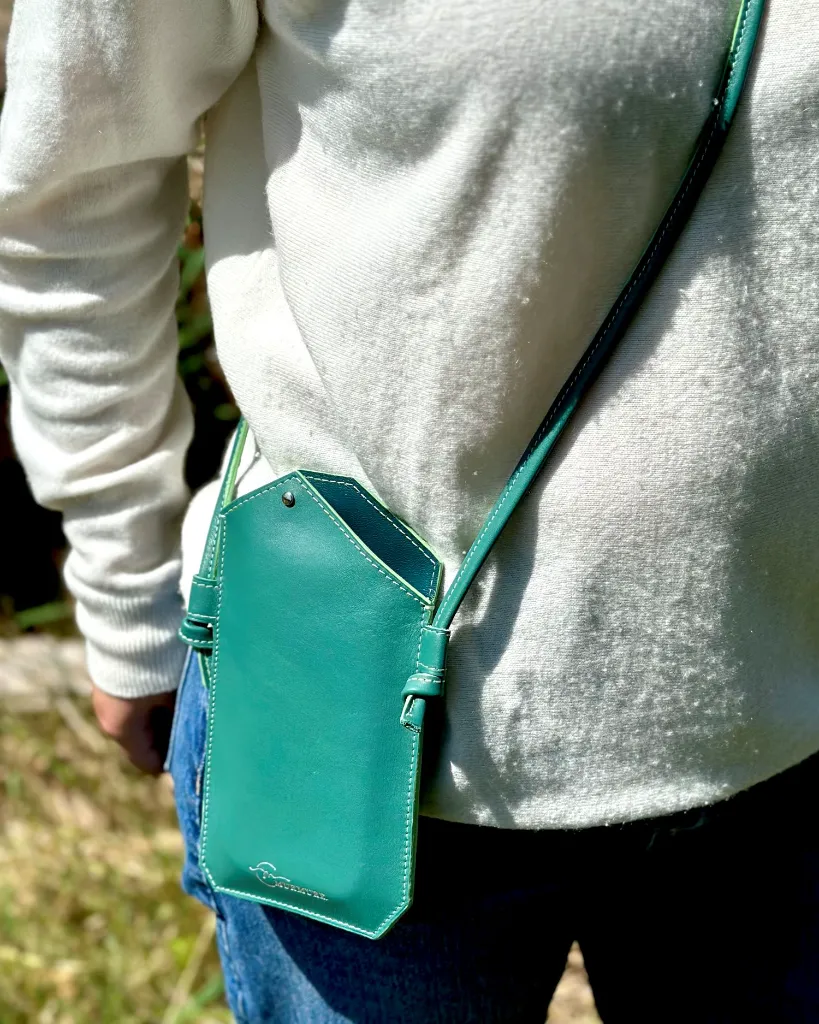 Pochette-téléphone-cuir-vert-foncé-leather-phone-bag 7.webp