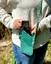 Pochette-téléphone-cuir-vert-foncé-leather-phone-bag 3.webp
